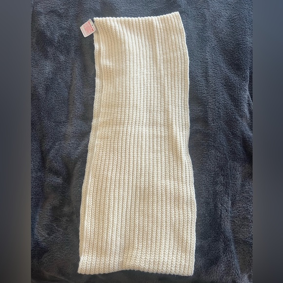 Uniqlo cream knit circle scarf with heat tech - Picture 3 of 4